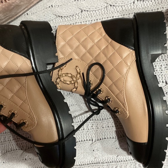 100% Auth NIB 2020 Chanel Interlocking CC Combat Boots 2 Tone 36.5 EUR sz US 6.5 - Picture 6 of 7